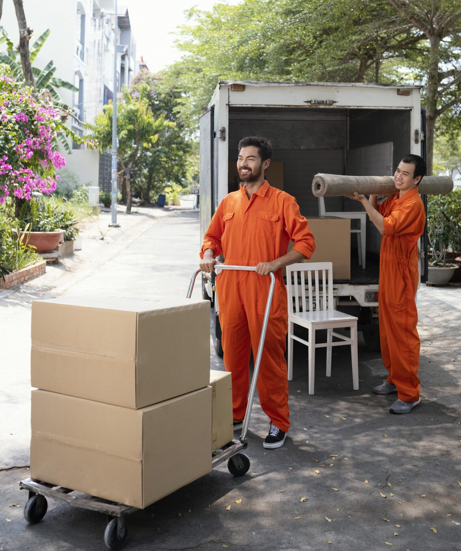 plan vertical de jeunes livreurs deplacant des objets hors de la voiture scaled e1747747798852